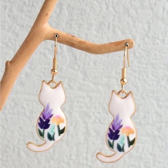 🛍️NIP white cat flower dangle earrings - Picture 1 of 2